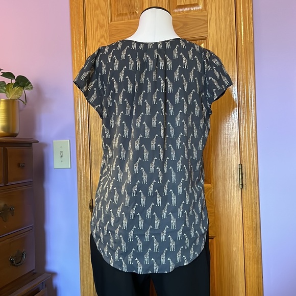 H&M 🦒 Giraffe Print Blouse, lightweight with cute shoulder details & pleats - Picture 5 of 11